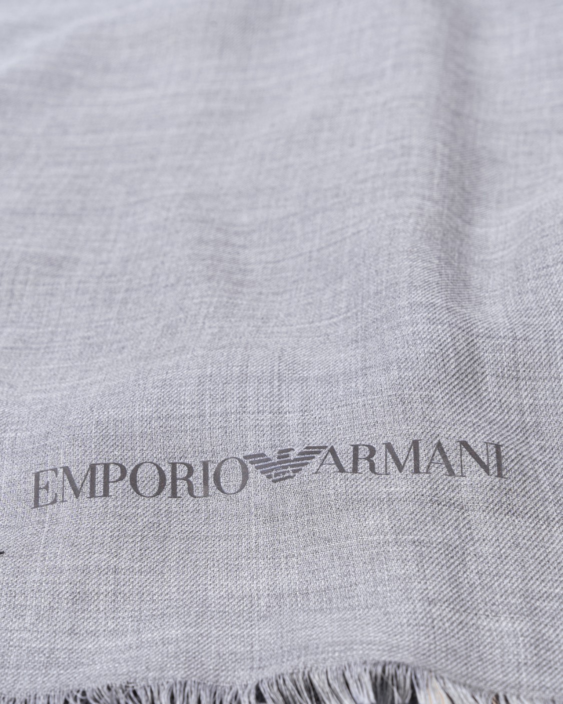 shop EMPORIO ARMANI  Sciarpa: Emporio Armani stola in modal degradé.
Stola realizzata in tessuto modal morbido e leggero, con profili sfrangiati e caratterizzata da un'esclusiva colorazione ad effetto degradé.
Dimensioni: 177 x 140 cm.
Modal.
Degradé.
Profili sfrangiati.
Composizione 100% Modal.
Made in Italy.. 625243 3F346-00044 number 982357
